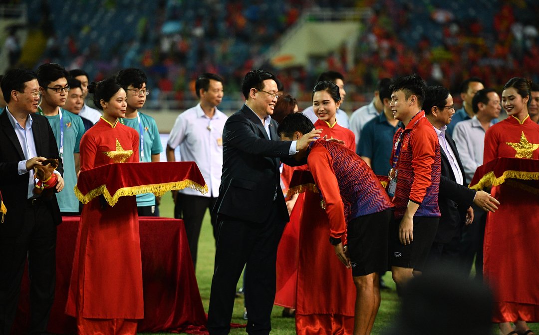 Chủ tịch Quốc hội Vương Đình Huệ trao huy chương Vàng cho đội tuyển bóng đá nam U23 Việt Nam